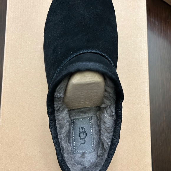 UGG Women's Classic Slippers. Almost New. Excellent condition. - Picture 5 of 7